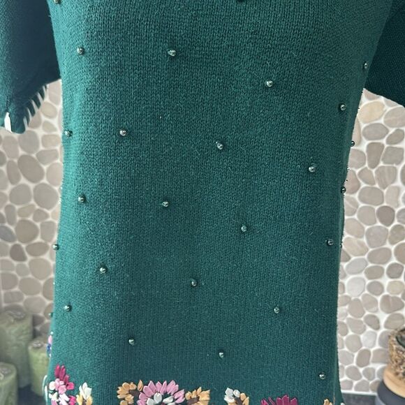 Forest green short sleeve sweater with ribbon flour detail – size small - Picture 3 of 7